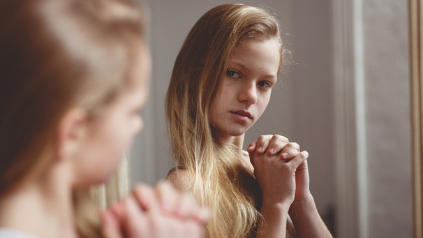 Mädchen in der Pubertät - betrachtet ihr Porträt im Spiegel | Bild: colourbox.com
