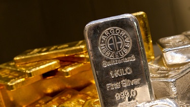 Eine Anhäufung von Gold- und Silberbarren. Gold und Silber gelten als relativ krisensichere Geldinvestition. | Bild: picture-alliance/dpa