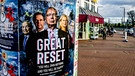 Plakat mit der Aufschrift "The Great Reset"  | Bild: picture alliance / ROBIN UTRECHT | ROBIN UTRECHT