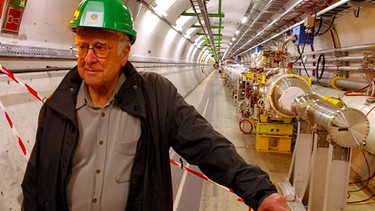 Der Physiker Peter Higgs beschrieb in den 1960er-Jahren das nach ihm benannte Higgs-Feld und das zugehörige Higgs-Teilchen. Auf den experimentellen Nachweis des Higgs-Teilchens musste er jahrzehntelang warten.  | Bild: picture-alliance/ dpa | Alan_Wal_/_University_Of_Edinburgh_Handout