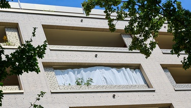 Hitze in der Stadt - verhängter Balkon in Berlin. | Bild: picture alliance / dpa / Annette Riedl