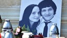 Kerzen stehen vor dem Foto des ermordete Journalisten Jan Kuciak (rechts) und  seiner ebenfalls ermordeten Verlobten Martina Kusnirova. | Bild: picture alliance / Svancara Petr/CTK/dpa