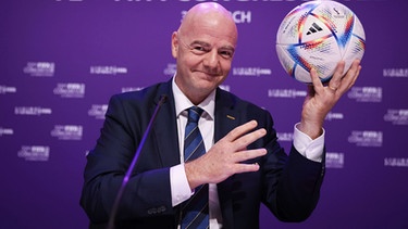 Fifa-Präsident Gianni Infantino hält den offiziellen Spielball „Al Rihla“ („die Reise“ in arabischer Sprache) für die Fußball WM 2022 in Katar.  | Bild: picture alliance/dpa | Christian Charisius