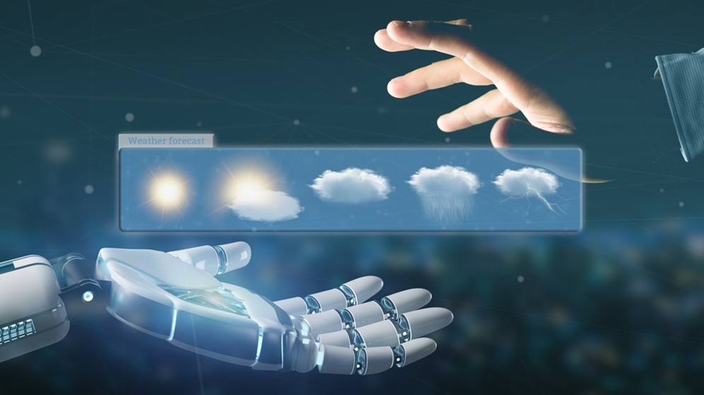 Wolken zwischen einer Roboterhand und einer menschlichen Hand. KI könnte gegen den Klimawandel und Umweltverschmutzung helfen. | Bild: colourbox.com