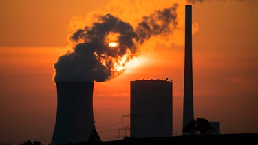 ARCHIV - 19.08.2020, Niedersachsen, Hohenhameln: Die Sonne geht hinter dem Kohlekraftwerk Mehrum im Landkreis Peine auf | Bild: picture-alliance/dpa