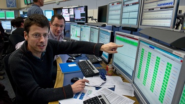 Projektleiter Mike Lamont (vorne) und LHC Ingenieur Alick Macpherson in der CERN-Kontrollzentrale | Bild: CERN