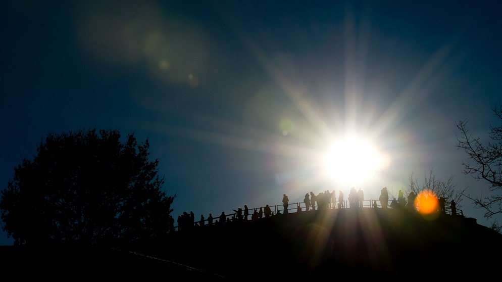 Sonnenlicht über dem Olympiaberg | Bild: picture-alliance/dpa