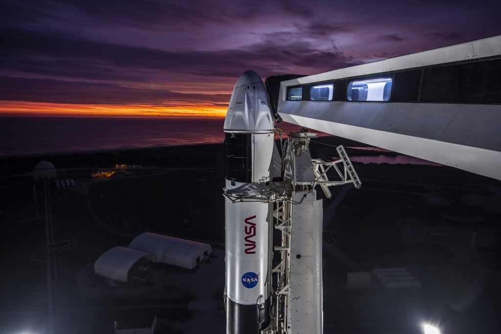 Die Dragon-Kapsel auf der Spitze einer Falcon-9-Rakete ist bereit: In ihr werden der deutsche Astronaut Matthias Maurer und seine US-Kollegen ins All zur ISS reisen. Die Aufnahme stammt vom 28. Oktober 2021.  | Bild: SpaceX