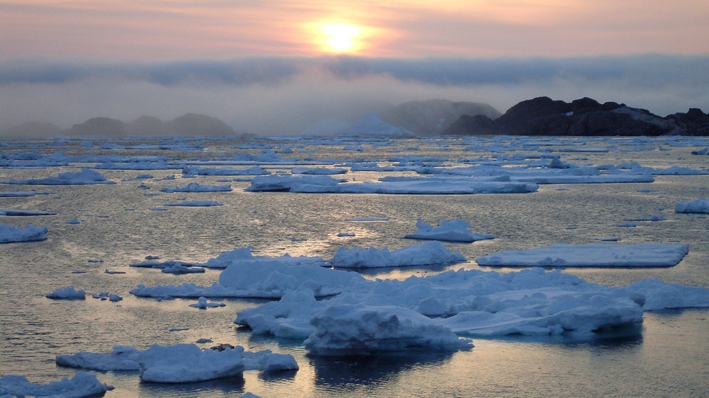 Die Sonne scheint auf Eisberge. Durch die globale Erwärmung schreitet der Schmelzprozess von Grönland voran. Das lässt den Meeresspiegel steigen.  | Bild: colourbox.com