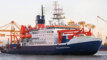 Das Forschungsschiff ·Polarstern· kehrt nach der MOSAiC-Expedition durch die Wesermündung nach Bremerhaven zurück.  | Bild: dpa-Bildfunk/Mohssen Assanimoghaddam