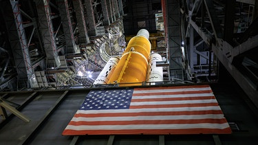 Der Rollout der NASA-Rakete wurde durchgeführt. Jetzt stehen noch letzte Tests aus. | Bild: picture alliance / ZUMAPRESS.com | NASA