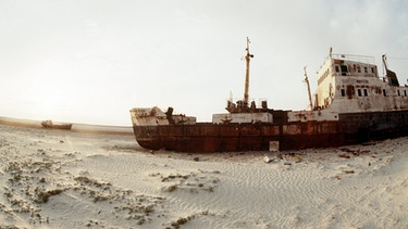 Schiff auf dem ausgetrockneten Aralsee | Bild: picture-alliance/dpa