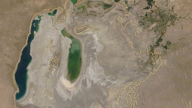 Luftaufnahme des ausgetrockneten Aralsees im Jahr 2000 (links) und 2018 (rechts). Trotz Rettungsversuchen ist der einst viertgrößte See der Erde weiter geschrumpft. Die gelbe Linie um die Seereste markiert die Ufer des Aralsees im Jahr 1960, als er noch fast so groß wie Bayern war. | Bild: NASA Earth Observatory