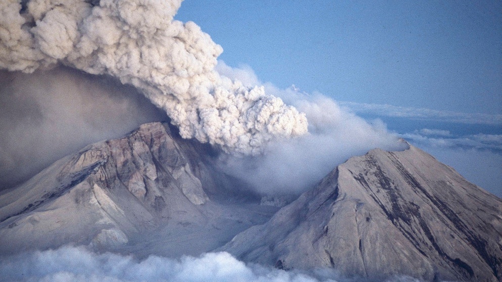 Vulkanasche und Dampf steigen vom Mount St. Helens, Washington, auf, als er am 18. Mai 1980 ausbrach. | Bild: picture alliance / AP Images | Uncredited