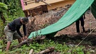 18.01.2021, Indonesien, Mamuju: Bewohner bauen Zelte vor ihrem Haus auf, das durch ein Erdbeben am 15.01.2020 schwer beschädigt wurde. Nach dem Erdbeben der Stärke 6,2 auf der indonesischen Insel Sulawesi ist die Zahl der Opfer um acht auf 81 gestiegen. Foto: Yusuf Wahil/AP/dpa +++ dpa-Bildfunk +++ | Bild: dpa-Bildfunk/Yusuf Wahil
