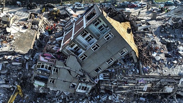 Eine Luftaufnahme zeigt ein durch Erdbeben erschüttertes Haus im türkischen Kahramanmaras  | Bild: dpa-Bildfunk/Ahmet Akpolat