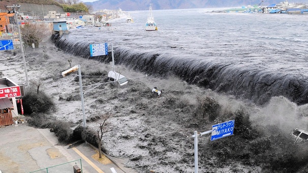 Hier bricht bei der Mündung des Flusses Hei die Tsunamiwelle herein, nach dem schweren Beben im Nordosten Japans am 11. März 2011 | Bild: picture-alliance/dpa