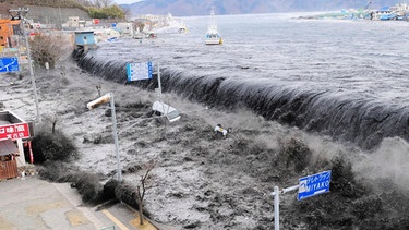 Hier bricht bei der Mündung des Flusses Hei die Tsunamiwelle herein, nach dem schweren Beben im Nordosten Japans am 11. März 2011 | Bild: picture-alliance/dpa