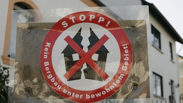 2008: Anwohner aus Saarwellingen stellen ein Schild gegen den Abbau von Steinkohle auf. | Bild: picture-alliance/dpa