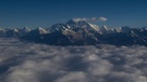 Das Bild zeigt den Mount Everest im Himalaya-Gebirge. Wie hoch er wirklich ist, hat eine neue Messung vor kurzem ergben: 8848,86 Meter. Möglich gemacht wurde dies auch durch ein neues Referenzsystem für Höhenmessungen, dem ein einheitlicher Meeresspiegel weltweit zugrunde liegt: das IHRS.  | Bild: picture alliance / ZUMAPRESS.com | Aryan Dhimal