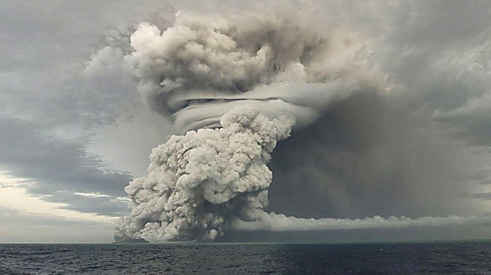 HANDOUT - 14.01.2022, Tonga, Hunga Ha'apai: Über dem Vulkan Hunga Ha'apai steigt in nordöstlicher Richtung eine große Asche-, Dampf- und Gaswolke bis in eine Höhe von 18-20 km über dem Meeresspiegel auf. Nach der gigantischen Eruption des Untersee-Vulkans Hunga-Tonga-Hunga-Ha'apai in der Südsee sind weite Teile des Inselreichs Tonga weiter von der Außenwelt abgeschnitten. Ob es Tote oder Verletzte gab ist ebenso unklar wie das Ausmaß der Schäden. Foto: Tonga Geological Services/ZUMA Press Wire Service/dpa - ACHTUNG: Nur zur redaktionellen Verwendung und nur mit vollständiger Nennung des vorstehenden Credits +++ dpa-Bildfunk +++ | Bild: dpa-Bildfunk/Tonga Geological Services