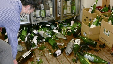 14.02.2021, Japan, Iwaki: Flaschen liegen verstreut und zerbrochen auf dem Boden eines Geschäfts, nach dem Erdbeben der Stärke 7,3 im Nordosten Japans am Vortag. Foto: -/kyodo/dpa +++ dpa-Bildfunk +++ | Bild: dpa-Bildfunk/-