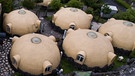 Erdbebensichere Styroporhäuser in Japan. | Bild: picture alliance / NurPhoto / Richard Atrero de Guzman