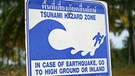 Ein Schild mit Sicherheitshinweisen für den Fall einer Tsunami-Katastrophe in Thailand | Bild: picture-alliance/dpa
