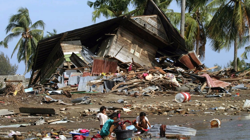 Wenn die Erde bebt und ein Tsunami folgt: Zerstörtes Haus in Indonesien | Bild: picture-alliance/dpa