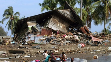 Zerstörtes Haus in Indonesien | Bild: picture-alliance/dpa
