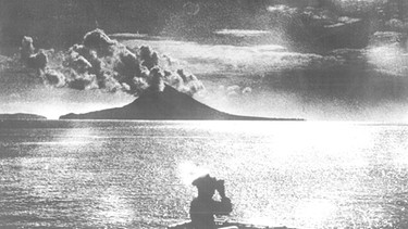 Reste des Vulkans Krakatau im Jahr 1952. Starke seismische Aktivitäten und Verschiebungen tektonischer Platten können riesige Flutwellen, japanisch: Tsunamis auslösen. | Bild: picture-alliance/dpa