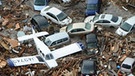 Flugzeuge, Autos und Trümmerteile in Sendai, Präfektur Miyagi, nachdem die Tsunamiwelle die Region verheert hat nach dem schweren Erdbeben vom 11. März 2011. Starke seismische Aktivitäten und Verschiebungen tektonischer Platten können riesige Flutwellen, japanisch: Tsunamis auslösen. | Bild: picture-alliance/dpa