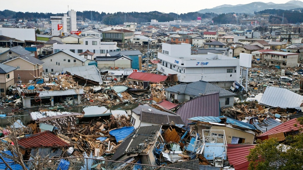 Schwere Schäden in Kesennuma im Nordosten Japans nach dem schweren Erdbeben und Tsunami vom 11. März 2011. Starke seismische Aktivitäten und Verschiebungen tektonischer Platten können riesige Flutwellen, japanisch: Tsunamis auslösen. | Bild: picture alliance / dpa | Dai Kurokawa