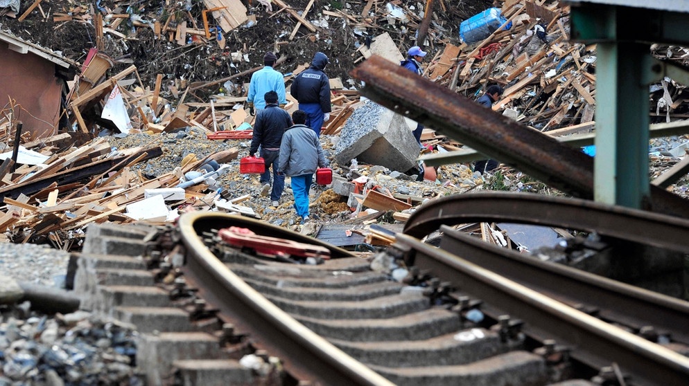 Ein zerstörtes Zuggleis in Kesennuma im Nordosten Japans nach dem verheerenden Erdbeben am 11. März 2011. Starke seismische Aktivitäten und Verschiebungen tektonischer Platten können riesige Flutwellen, japanisch: Tsunamis auslösen. | Bild: picture-alliance/dpa