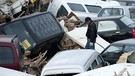 Zerstörte Autos türmen sich zwischen den Häusern von Sendai in den Straßen nach dem schweren Erdbeben und Tsunami vom 11. März 2011 im Nordosten Japans | Bild: picture alliance  dpa  Jhphoto