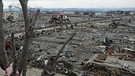 Schwere Schäden in Natori in der Präfektur Miyagi im Nordosten Japans nach dem schweren Erdbeben und Tsunami vom 11. März 2011. Starke seismische Aktivitäten und Verschiebungen tektonischer Platten können riesige Flutwellen, japanisch: Tsunamis auslösen. | Bild: picture-alliance/dpa