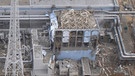 Das schwer beschädigte Atomkraftwerk Fukushima im Nordosten Japans nach dem schweren Erdbeben und Tsunami vom 11. März 2011. Starke seismische Aktivitäten und Verschiebungen tektonischer Platten können riesige Flutwellen, japanisch: Tsunamis auslösen. | Bild: picture alliance / abaca | ABACA