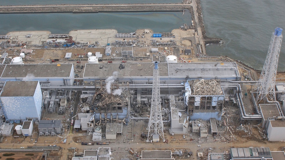 Das schwer beschädigte Atomkraftwerk Fukushima im Nordosten Japans nach dem schweren Erdbeben und Tsunami vom 11. März 2011. Starke seismische Aktivitäten und Verschiebungen tektonischer Platten können riesige Flutwellen, japanisch: Tsunamis auslösen. | Bild: picture alliance / abaca | ABACA
