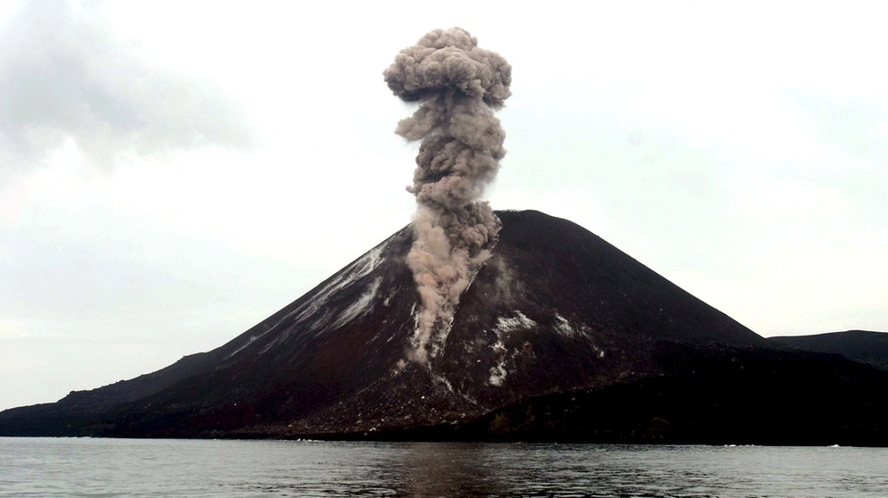 Vulkan Anak Krakatau, Indonesien - auch er gehört zu den größten Vulkanausbrüchen aller Zeiten, im Jahr 1883. | Bild: picture-alliance/dpa