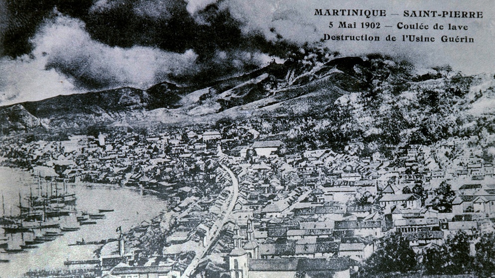 Der Vulkan Pelée auf Martinique 1902 - die Zeichnung zeigt einen der größten Vulkanausbrüche aller Zeiten. Vulkenausbrüche haben weite Landstriche verwüstet, viele Menschenleben gefordert, manche sogar das Klima verändert. Welche Vulkane haben während der vergangenen 200 Jahre für Furore gesorgt?  | Bild: picture-alliance/dpa