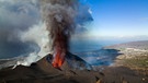 Drei Monate, vom 19. September bis zum 15. Dezember 2021, dauerte der Ausbruch der Vulkankette Cumbre Vieja auf der Kanareninsel La Palma. Vulkenausbrüche haben weite Landstriche verwüstet, viele Menschenleben gefordert, manche sogar das Klima verändert. Welche Vulkane haben während der vergangenen 200 Jahre für Furore gesorgt?  | Bild: picture alliance / ASSOCIATED PRESS | Emilio Morenatti