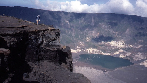 Der Krater des Vulkans Tambora auf Sumbawa, Indonesien, Ergebnis eines der größten Vulkanausbrüche aller Zeiten. Vulkenausbrüche haben weite Landstriche verwüstet, viele Menschenleben gefordert, manche sogar das Klima verändert. Welche Vulkane haben während der vergangenen 200 Jahre für Furore gesorgt?  | Bild: picture-alliance/dpa