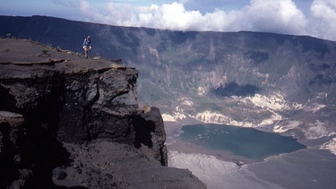 Der Krater des Vulkans Tambora auf Sumbawa, Indonesien, Ergebnis eines der größten Vulkanausbrüche aller Zeiten. Vulkenausbrüche haben weite Landstriche verwüstet, viele Menschenleben gefordert, manche sogar das Klima verändert. Welche Vulkane haben während der vergangenen 200 Jahre für Furore gesorgt?  | Bild: picture-alliance/dpa
