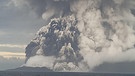 Vulkan Hunga Tonga-Hunga Ha'apai im Inselstaat Tonga 2022, der Ausbruch am 15. Januar gehörte zu den heftigsten Vulkanausbrüchen der vergangenen 2000 Jahre, wie die Forschungsergebnisse von insgesamt 76 Wissenschaftlerinnen und Wissenschaftlern aus 17 Ländern zeigen. Vulkenausbrüche haben weite Landstriche verwüstet, viele Menschenleben gefordert, manche sogar das Klima verändert. Welche Vulkane haben während der vergangenen 200 Jahre für Furore gesorgt?  | Bild: picture alliance / ZUMAPRESS.com | Tonga Geological Services
