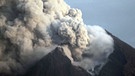 Vulkan Merapi spuckt heiße Aschewolken, auch der 1930 einen der größten Vulkanausbrüche aller Zeiten zu verzeichnen hat. Vulkenausbrüche haben weite Landstriche verwüstet, viele Menschenleben gefordert, manche sogar das Klima verändert. Welche Vulkane haben während der vergangenen 200 Jahre für Furore gesorgt?  | Bild: picture-alliance/dpa