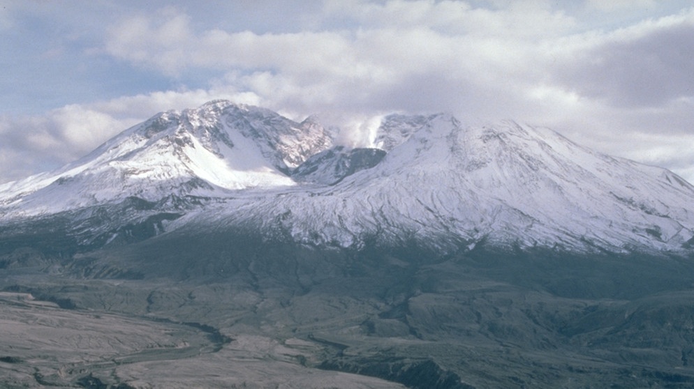 Die Nordseite des Vulkans Mount St. Helens 1984, hier war 1980 einer der größten Vulkanausbrüche aller Zeiten.  | Bild: USGS/Lyn Topinka/NASA