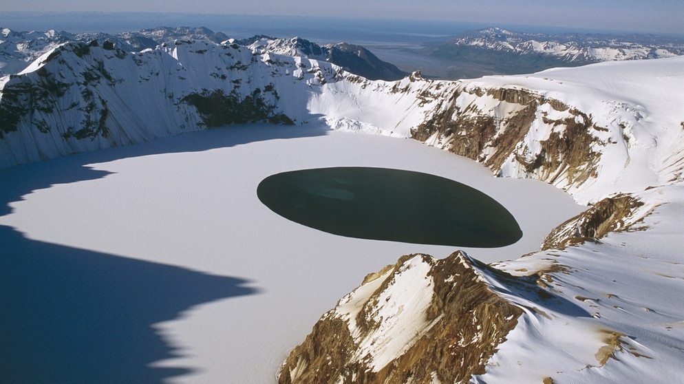 Schneebedeckte Caldera (Krater) des Vulkans Katmai, Alaska, hier war 1912 einer der größten Vulkanausbrüche aller Zeiten. | Bild: picture-alliance/dpa
