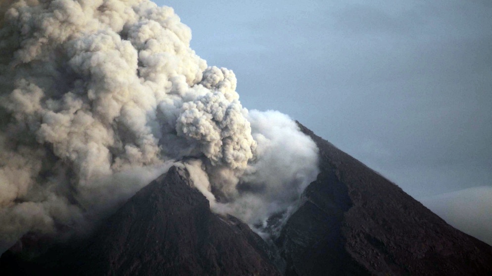 Vulkan Merapi spuckt heiße Aschewolken, auch der 1930 einen der größten Vulkanausbrüche aller Zeiten zu verzeichnen hat.  | Bild: picture-alliance/dpa