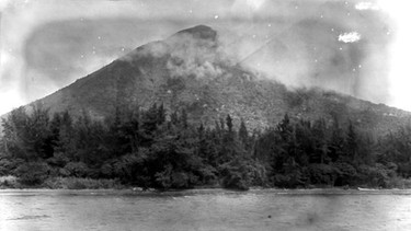 Undatierte Aufnahme der Vulkaninsel Krakatau vor dem Ausbruch 1883 | Bild: Sammlung Tropenmuseum, Royal Tropical Institute, Amsterdam