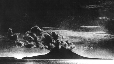 1952: Reste der Vulkaninseln Krakatau. Ein Vulkanausbruch sprengt am 27. August 1883 die Insel Krakatau in Indonesien in die Luft. Der Donnerhall ist auf einem Drittel der Erde zu hören, es regnet Asche, Tsunamis verwüsten umliegende Küsten. Tausende Menschen sterben. | Bild: picture-alliance/dpa